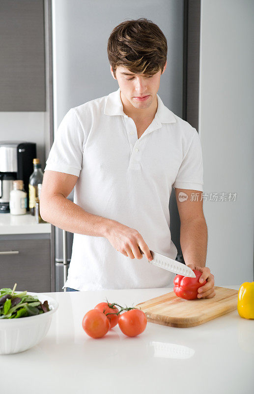 Young man cooking重复图片